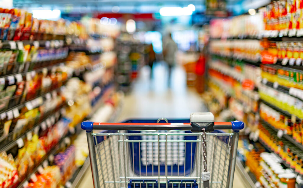 image of grocery cart in aisle for food recalls in 2023 blog