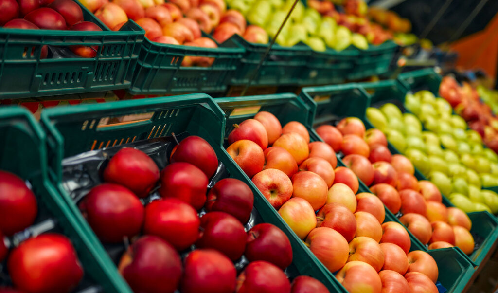image of different types of apples in a grocery store